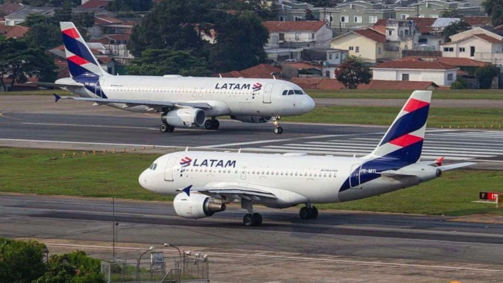 A partida do Boeing 777-32W, com capacidade para 410 passageiros, estava prevista para 17h40, mas foi adiada pela presença de drones nas imediações do aeroporto -  (crédito: Divulgação)