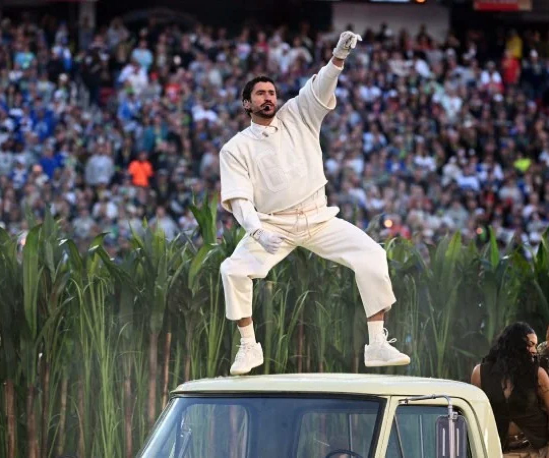 O cantor porto-riquenho Bad Bunny se apresenta durante o show do intervalo do Super Bowl LX, entre Patriots e Seahawks, no Levi