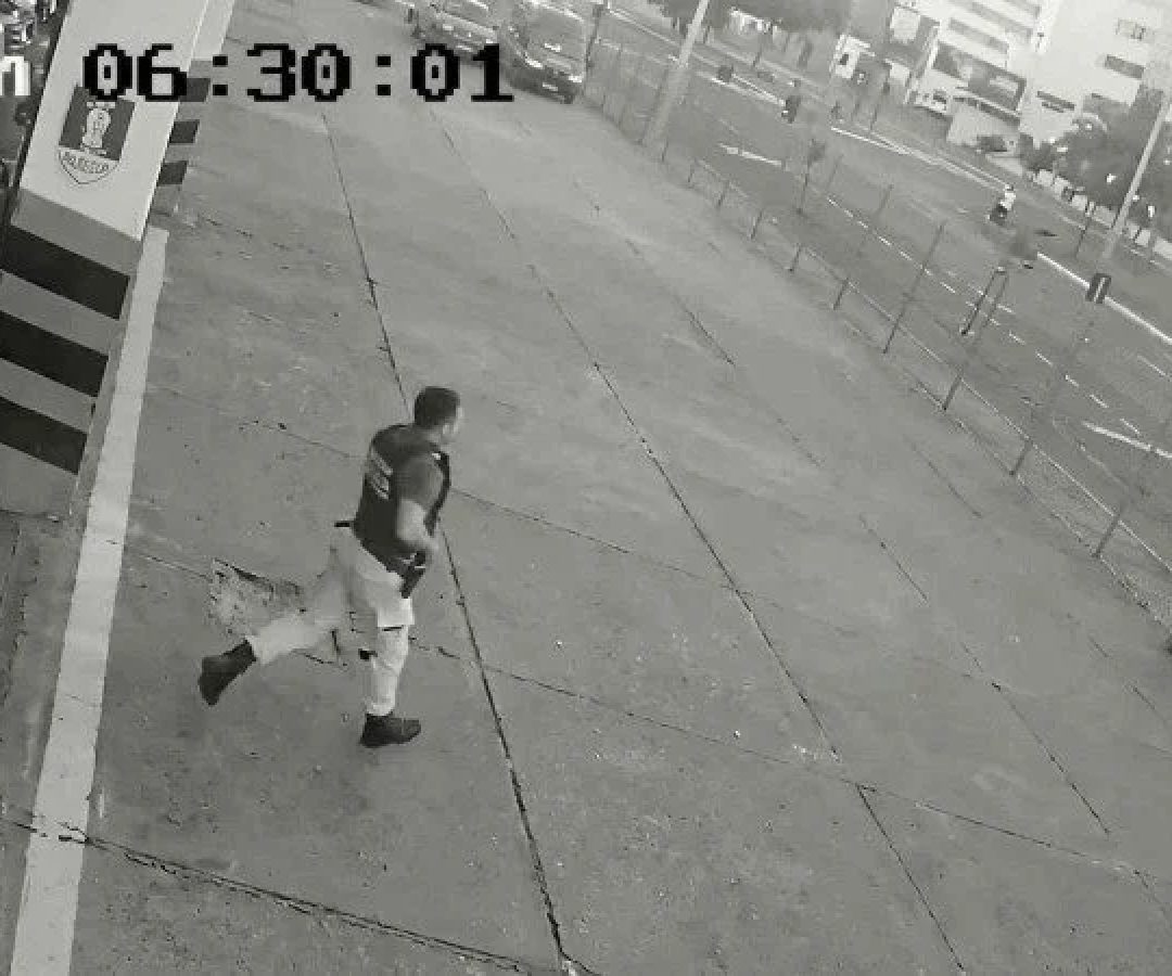 Bombeiros correm para port&atilde;o do batalh&atilde;o onde m&atilde;e se desespera com filho de 1 m&ecirc;s sufocando no seu colo -  (crédito: Reprodu&ccedil;&atilde;o/CBMMG)