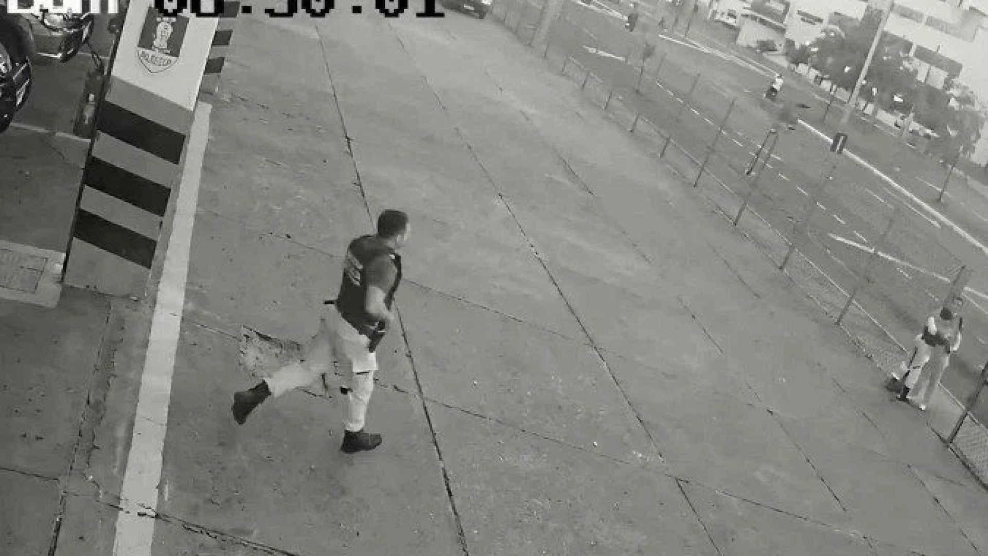 Bombeiros correm para port&atilde;o do batalh&atilde;o onde m&atilde;e se desespera com filho de 1 m&ecirc;s sufocando no seu colo -  (crédito: Reprodu&ccedil;&atilde;o/CBMMG)