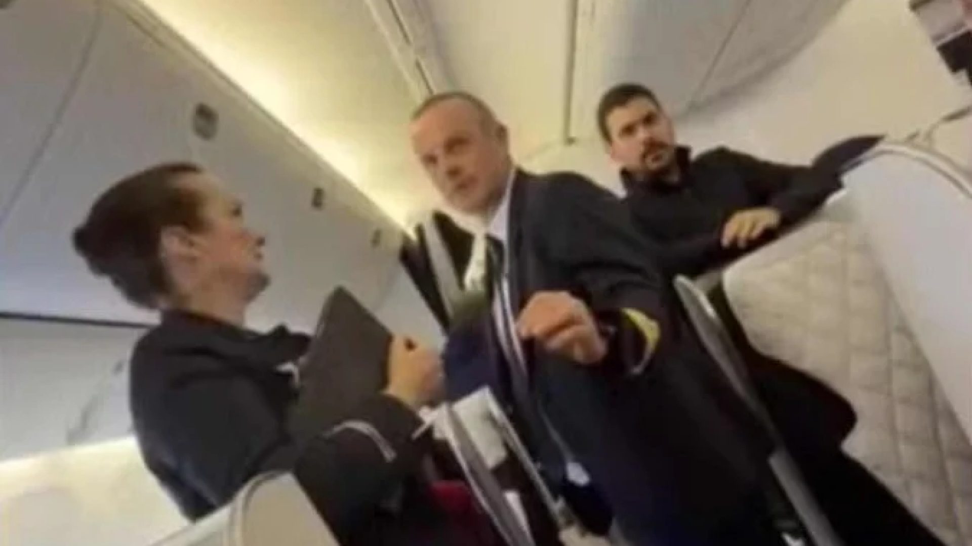 Família brasileira denuncia constrangimento após ser retirada de voo da Air France em Paris -  (crédito: Reprodução/G1)