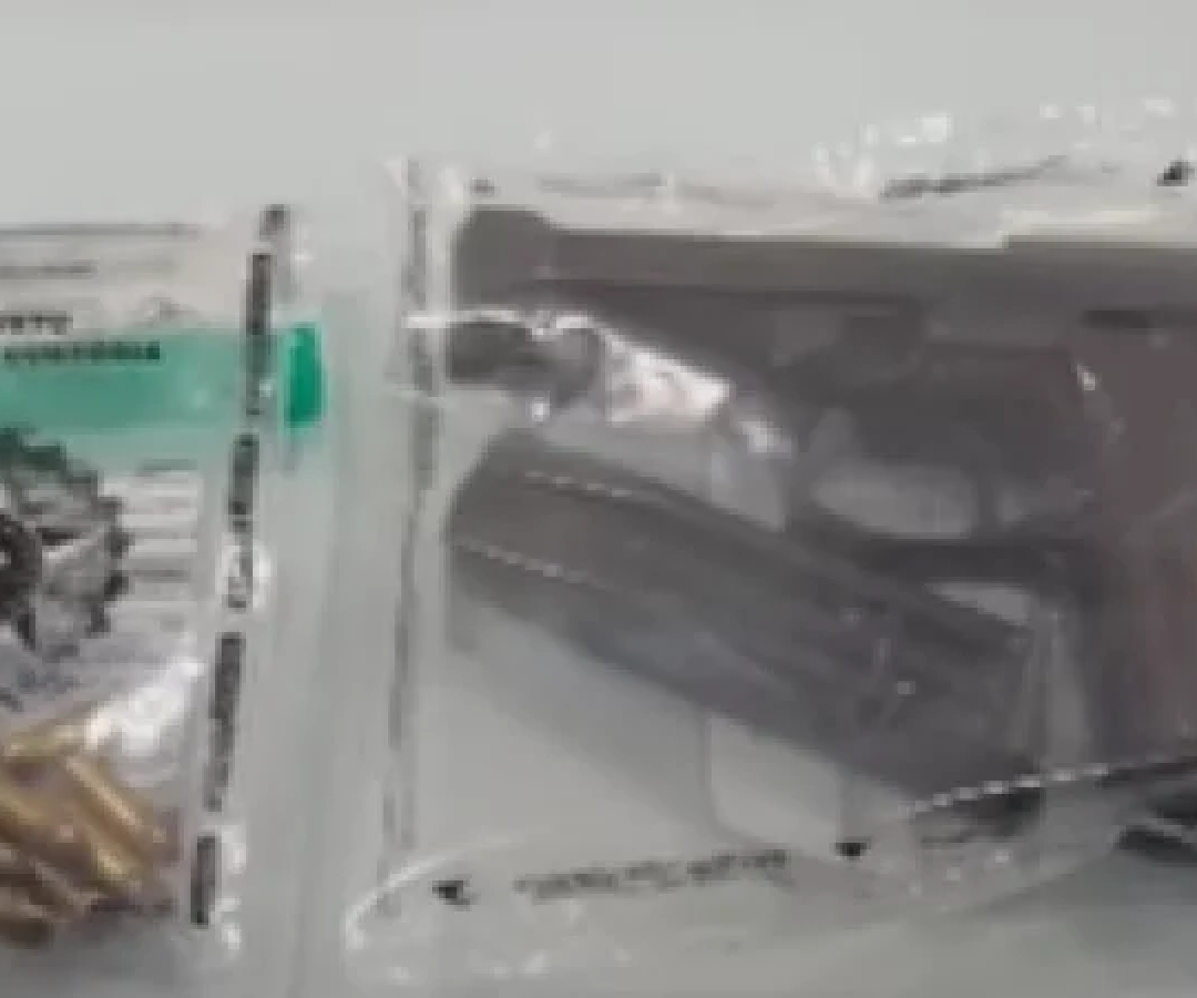 Foi apreendido na casa do suspeito uma pistola Taurus calibre 7,65 mm com numeração raspada e 14 munições calibre .32 -  (crédito: PMMG/Divulgação)