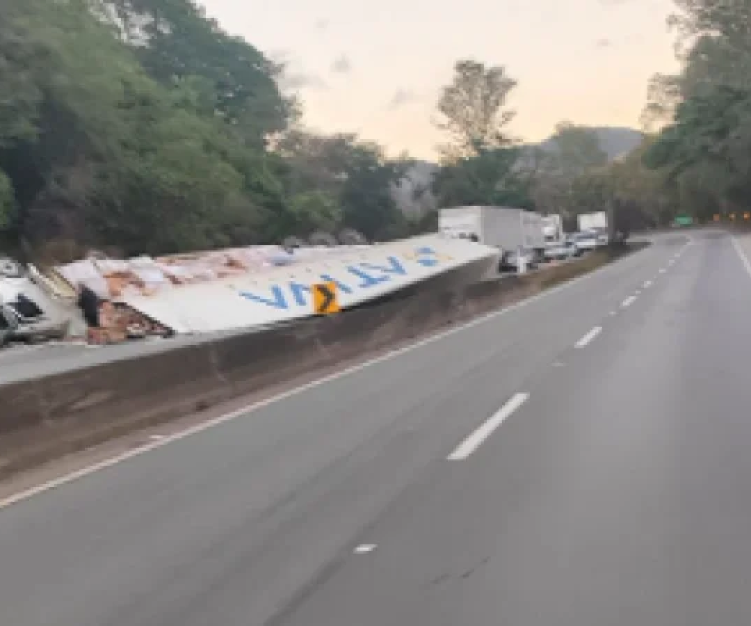 Acidente aconteceu no km 903 da BR-381/MG, em Cambuí, sentido Belo Horizonte -  (crédito: Redes Sociais/Reprodução)
