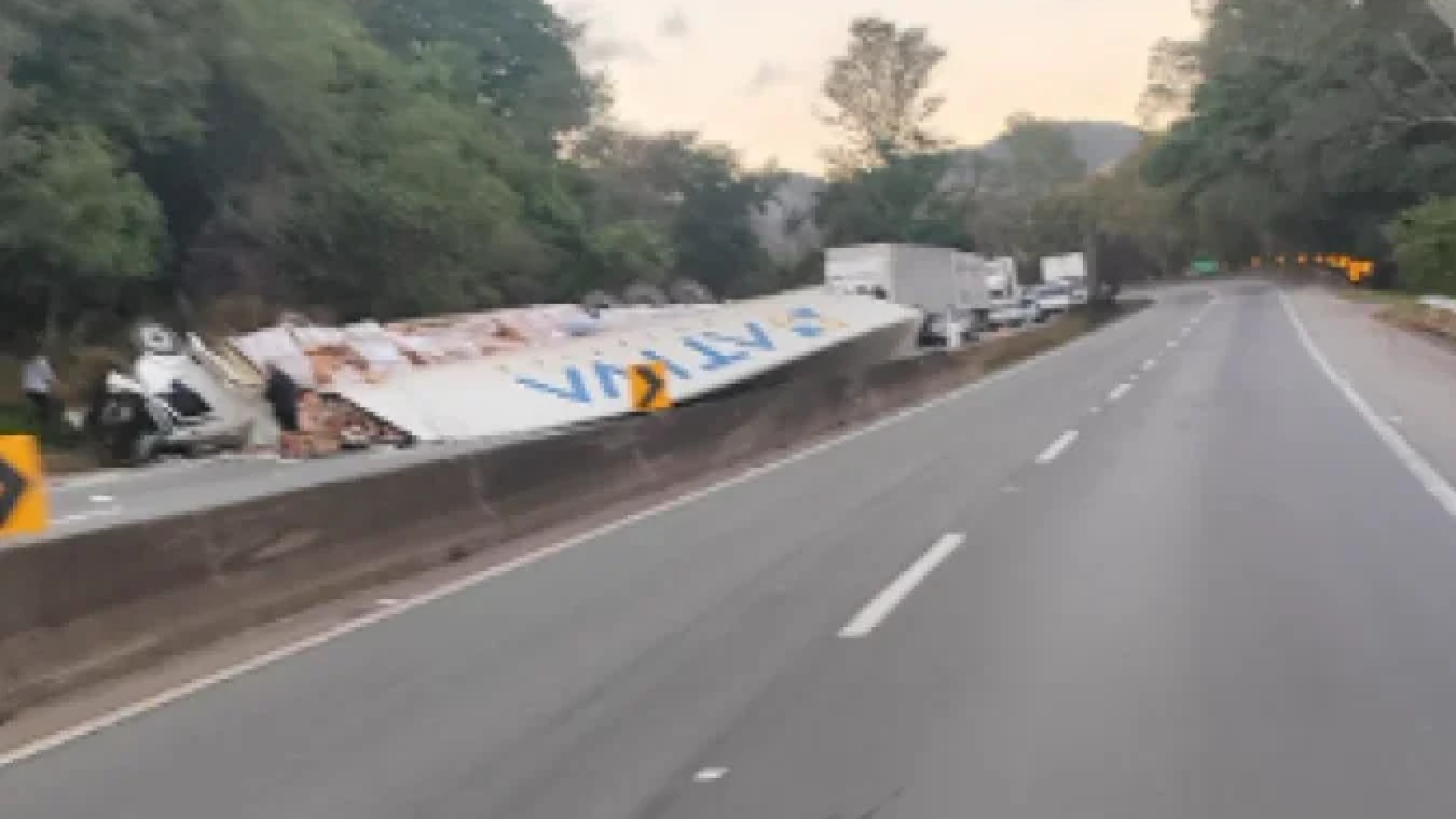 Acidente aconteceu no km 903 da BR-381/MG, em Cambuí, sentido Belo Horizonte -  (crédito: Redes Sociais/Reprodução)