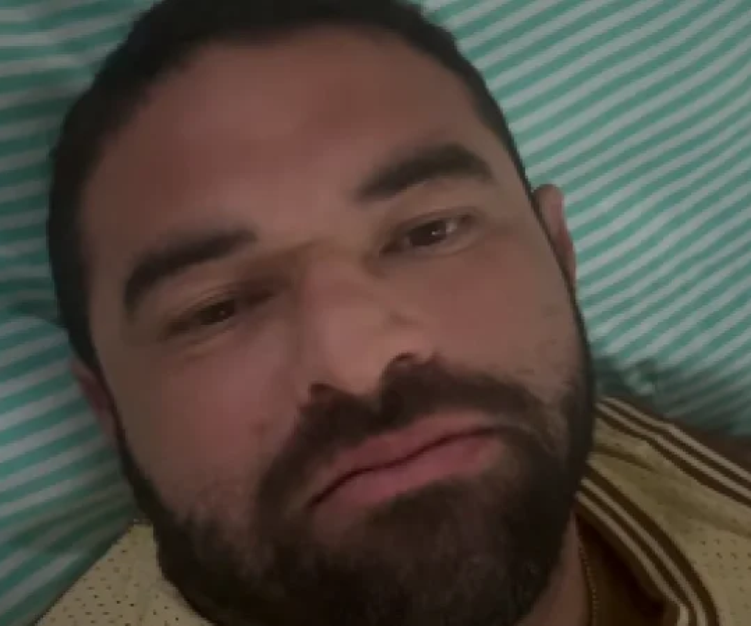 Personal trainer afirma que banco cedeu durante exercício e barra de supino o atingiu -  (crédito: Reprodu&ccedil;&atilde;o Instagram)