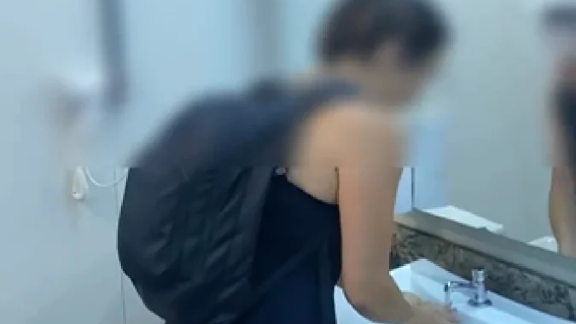 Uma senhora não identificada entrou no banheiro e passou a questionar a presença da mulher trans no espaço, insinuando que ela não poderia utilizá-lo -  (crédito: Redes Sociais/Reprodução)