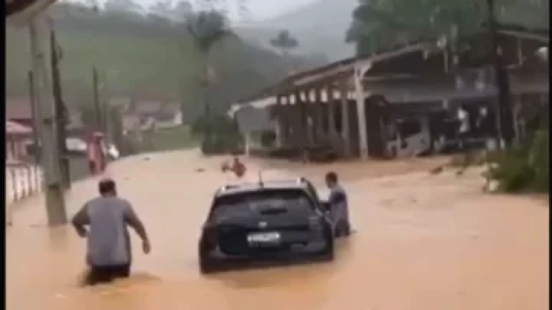 Litoral norte de SC é o mais afetado até o momento, com risco de alagamentos, enxurradas e deslizamentos -  (crédito: Reprodução @sputnik_brasil)