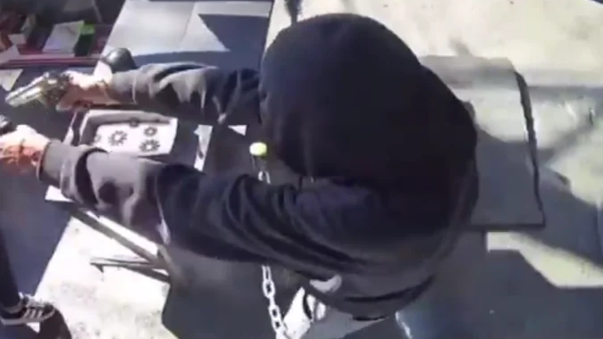 Crime foi flagrado por câmeras de segurança -  (crédito: Reprodução/X)