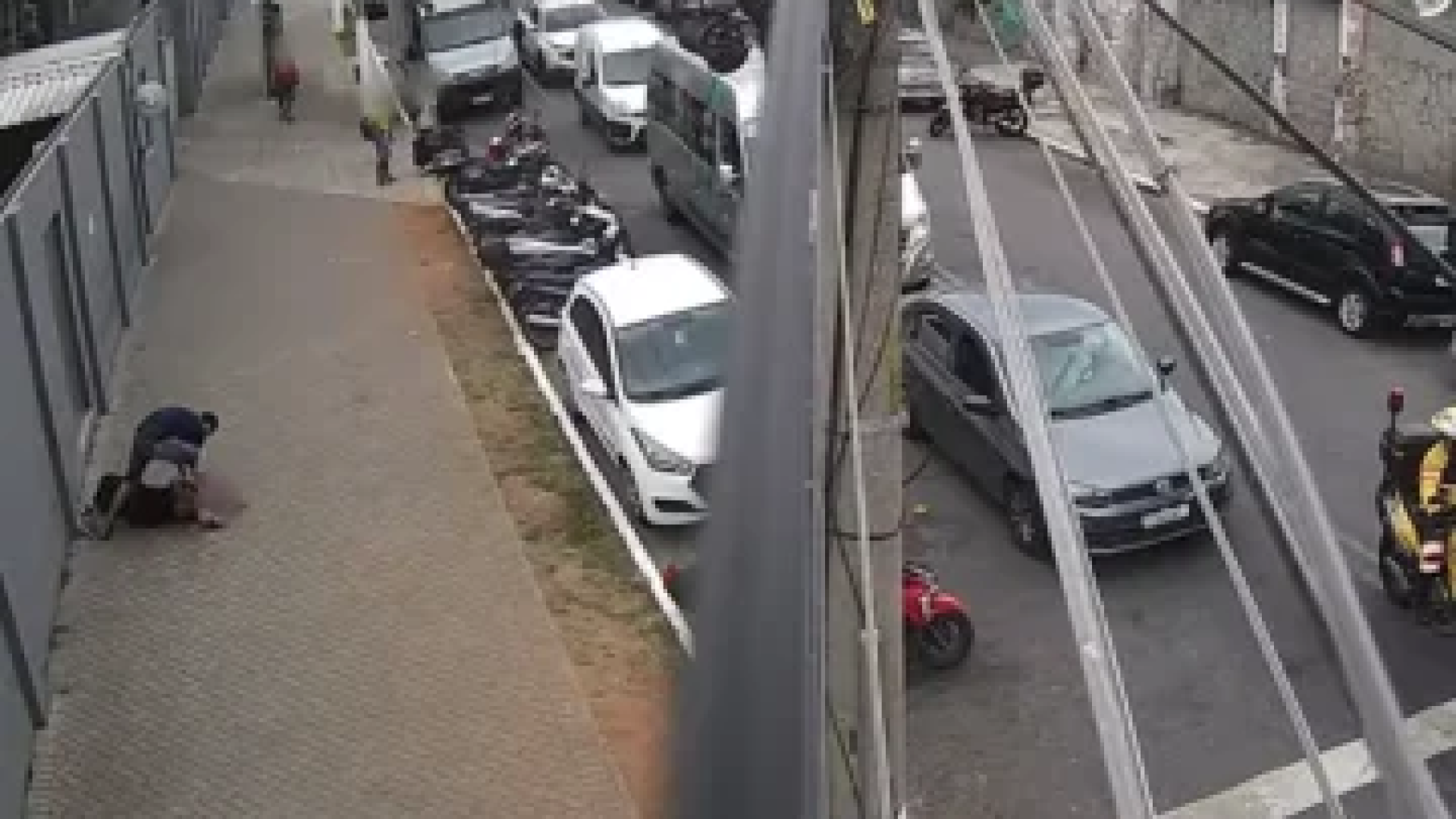 O agressor, em cima da vítima, deitada no chão, durante caso que ocorreu no centro de São Paulo -  (crédito: Reprodução / YouTube /  PMSP - Acervo)