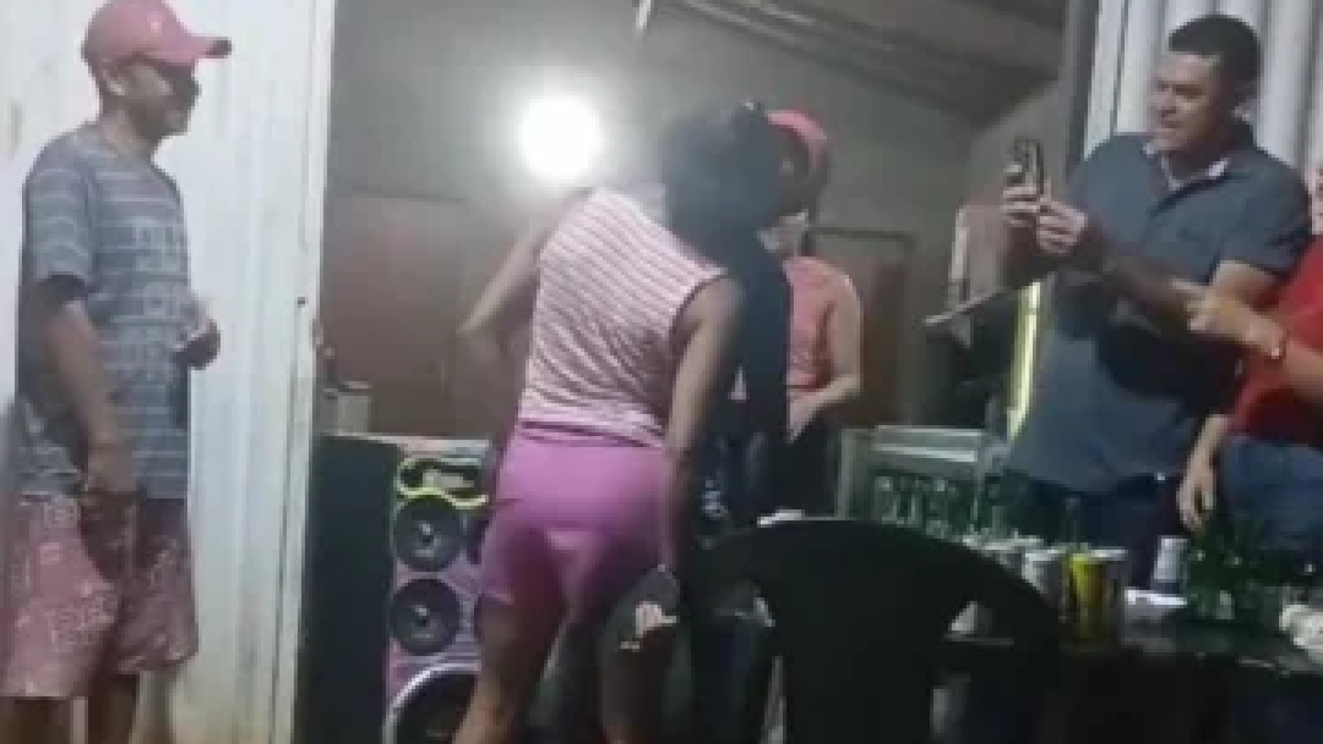 Casal troca um beijo em bar no município de Sebastião Barros, no Piauí, em troca de um fardo de cerveja dado de presente pelo prefeito do município, Pablo Carvalho (PSD) -  (crédito: Reprodução / Instagram / @portalr10)