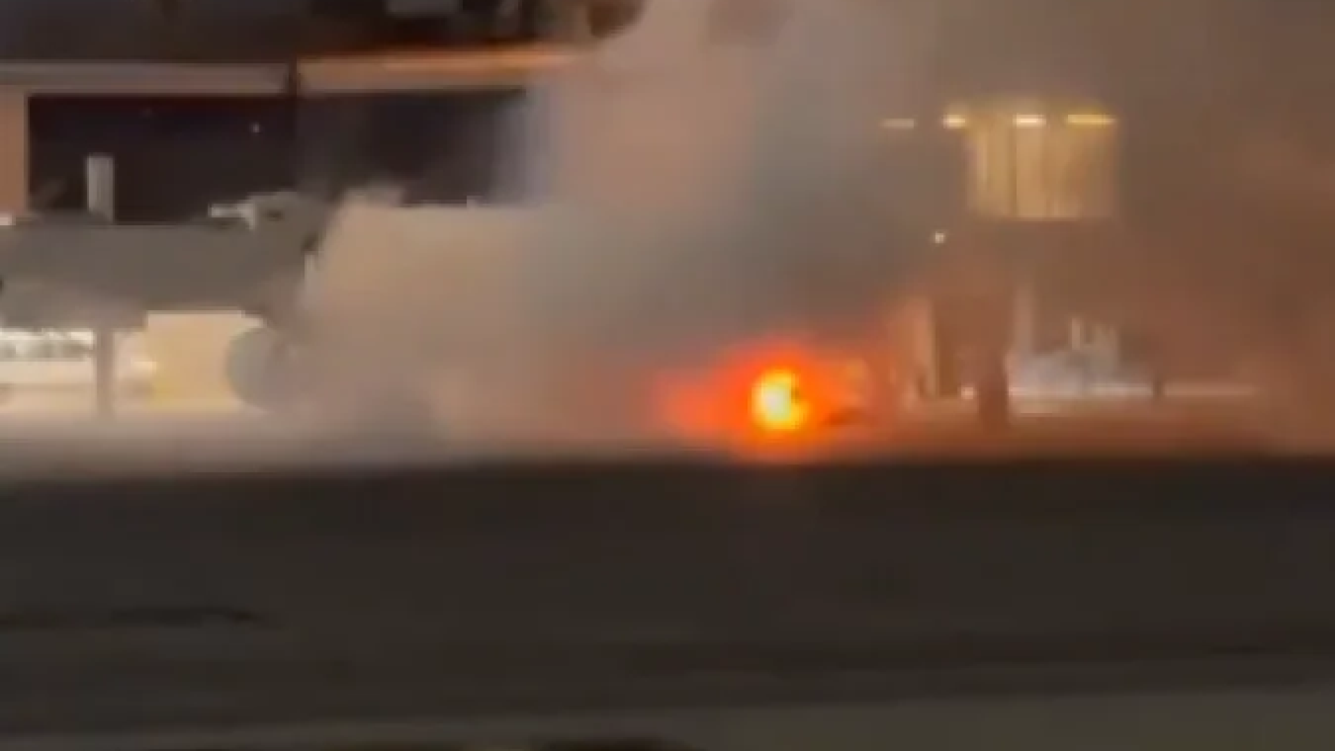 Companhia informou que o incêndio ocorreu em um aparelho de carregamento de cargas -  (crédito: Reprodução @aero_in)