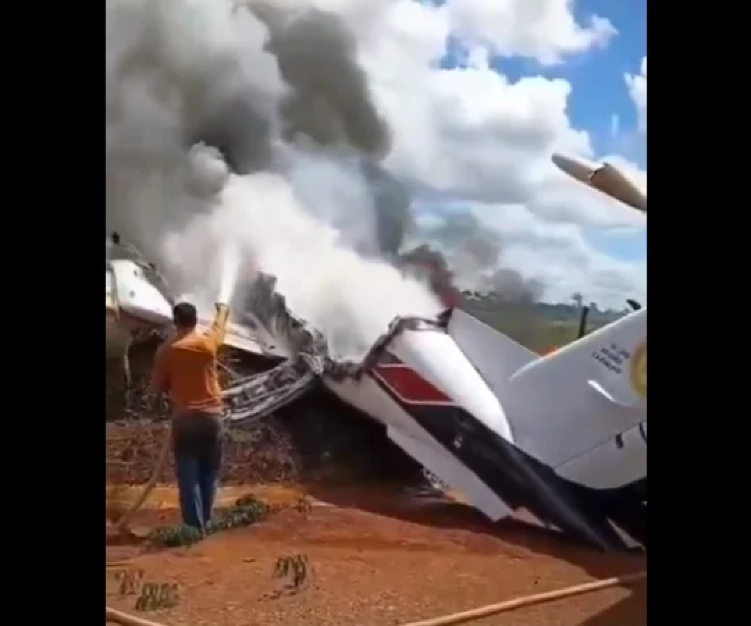 Avião com deputado e vereador cai e pega fogo após pane elétrica