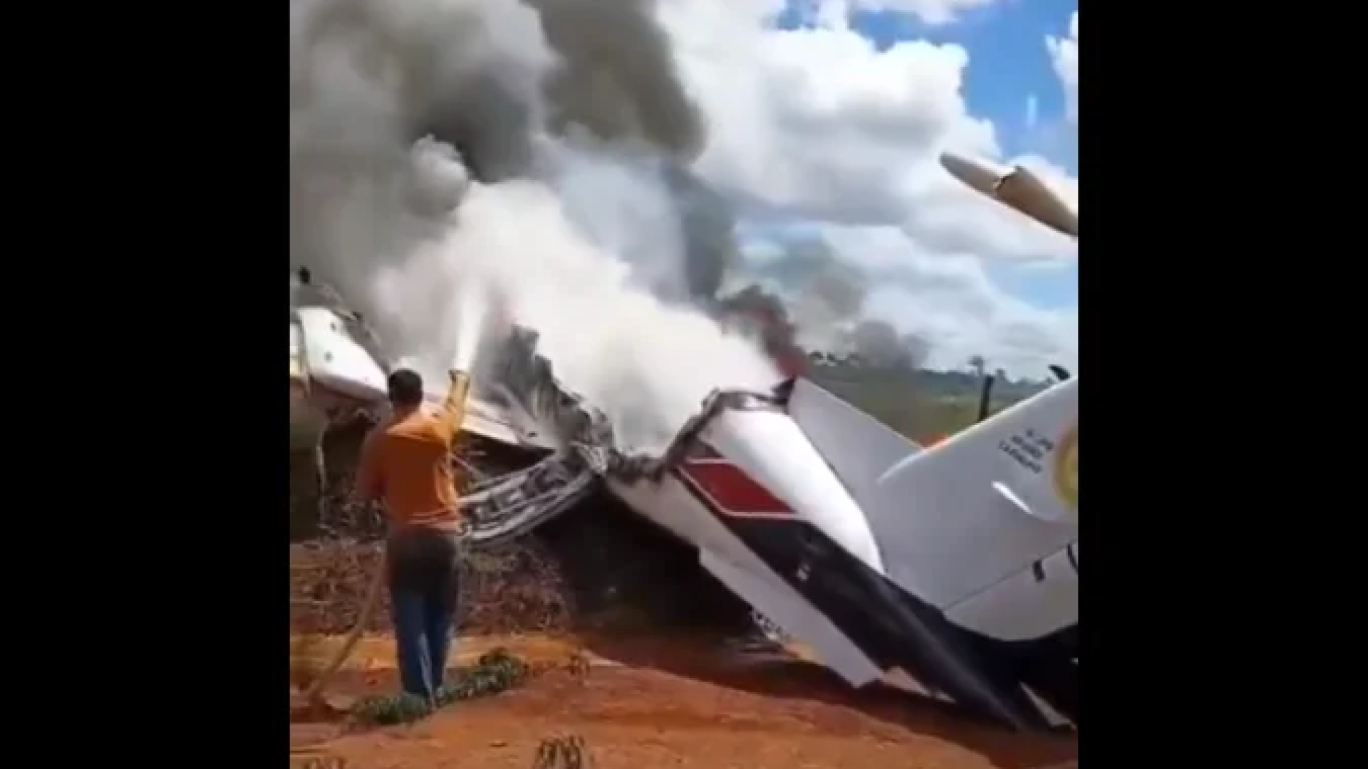 Avião com deputado e vereador cai e pega fogo após pane elétrica