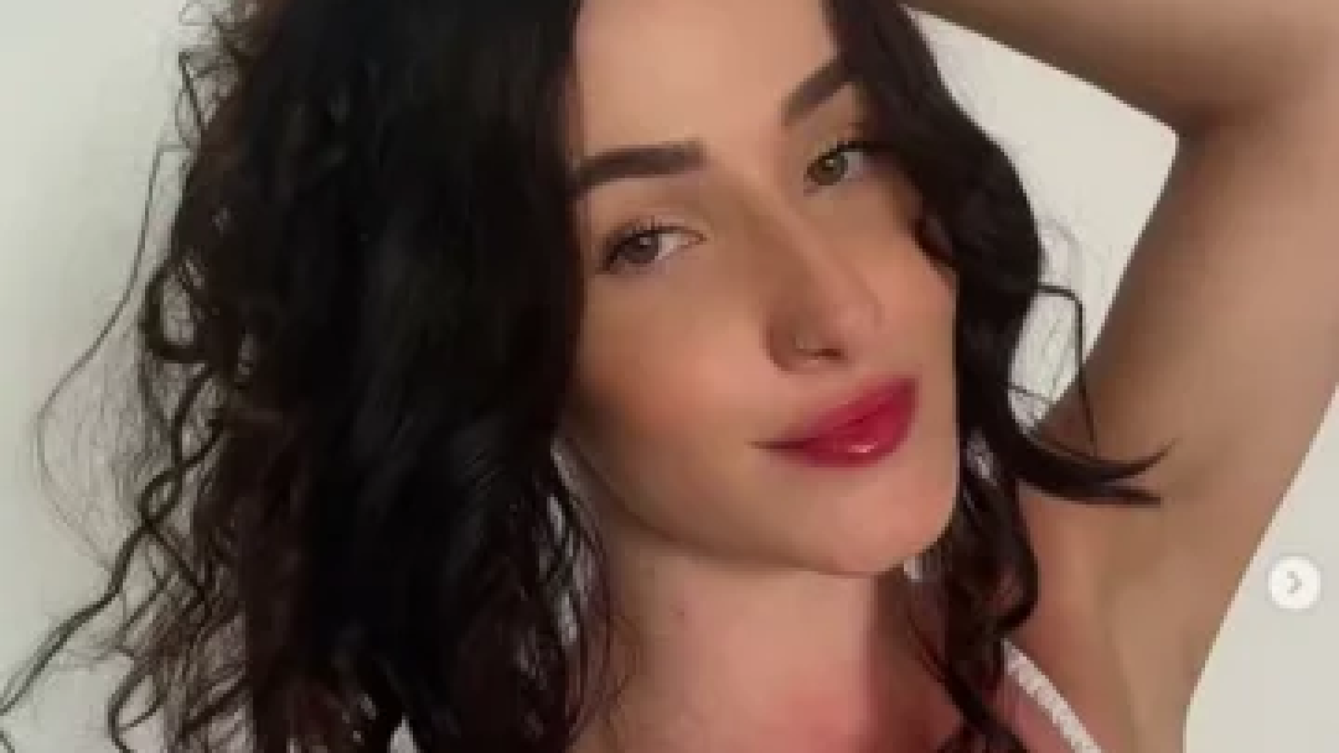 Kelly Larissa Chiele tinha 26 anos e trabalhava como recepcionista de uma academia em Itajaí (SC), onde morava sozinha -  (crédito:  Reprodução/Redes Sociais)