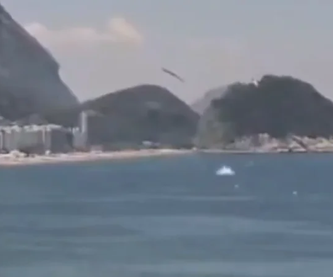 Ultraleve cai no mar de Copacabana e afunda; buscas em andamento -  (crédito: Reprodução / X / @Val_Ce1)