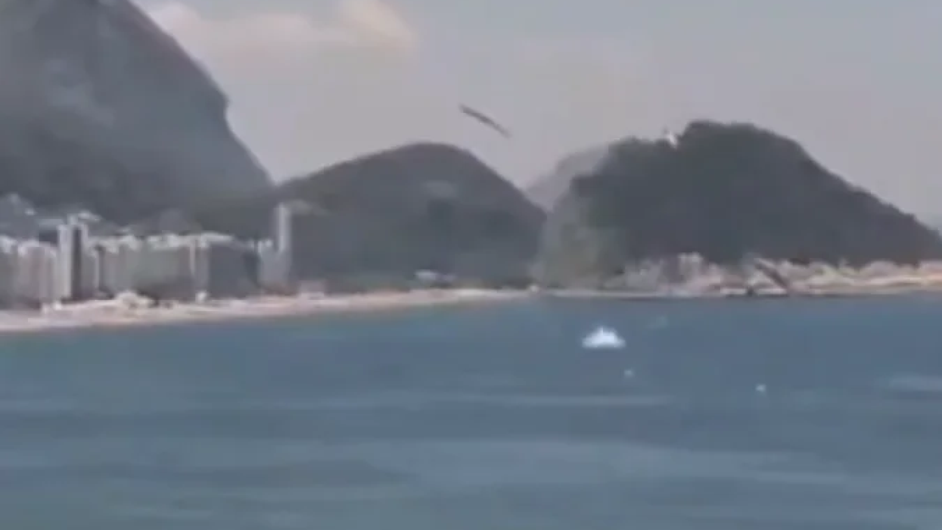 Ultraleve cai no mar de Copacabana e afunda; buscas em andamento -  (crédito: Reprodução / X / @Val_Ce1)