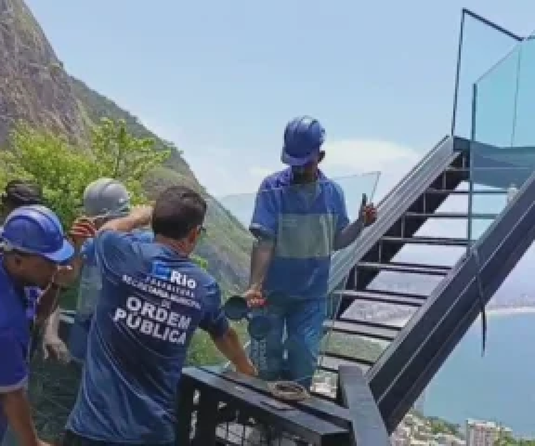 A estrutura, instalada a 25 metros de altura em relação ao terreno mais próximo, poderia ser comprometida pela maresia -  (crédito: Reprodução / X / @baudorio)
