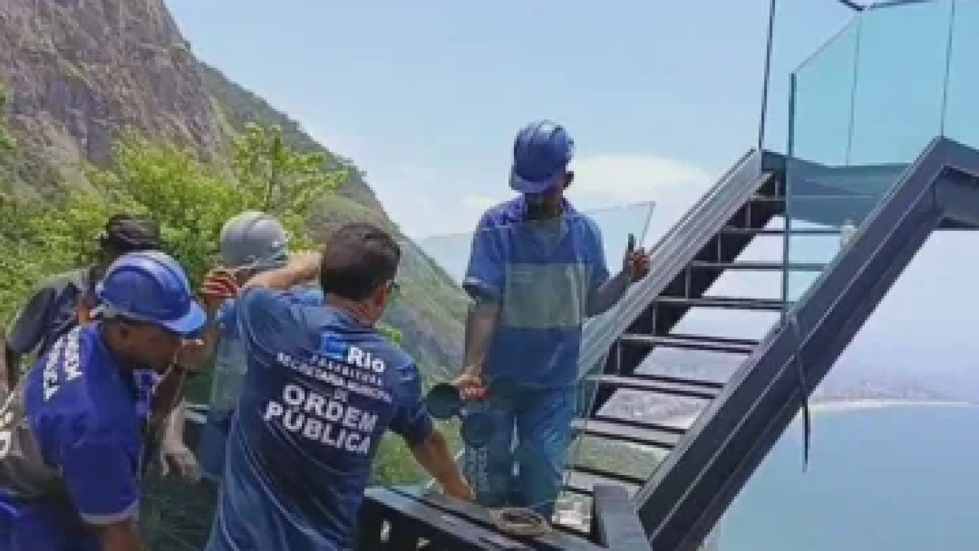 A estrutura, instalada a 25 metros de altura em relação ao terreno mais próximo, poderia ser comprometida pela maresia -  (crédito: Reprodução / X / @baudorio)