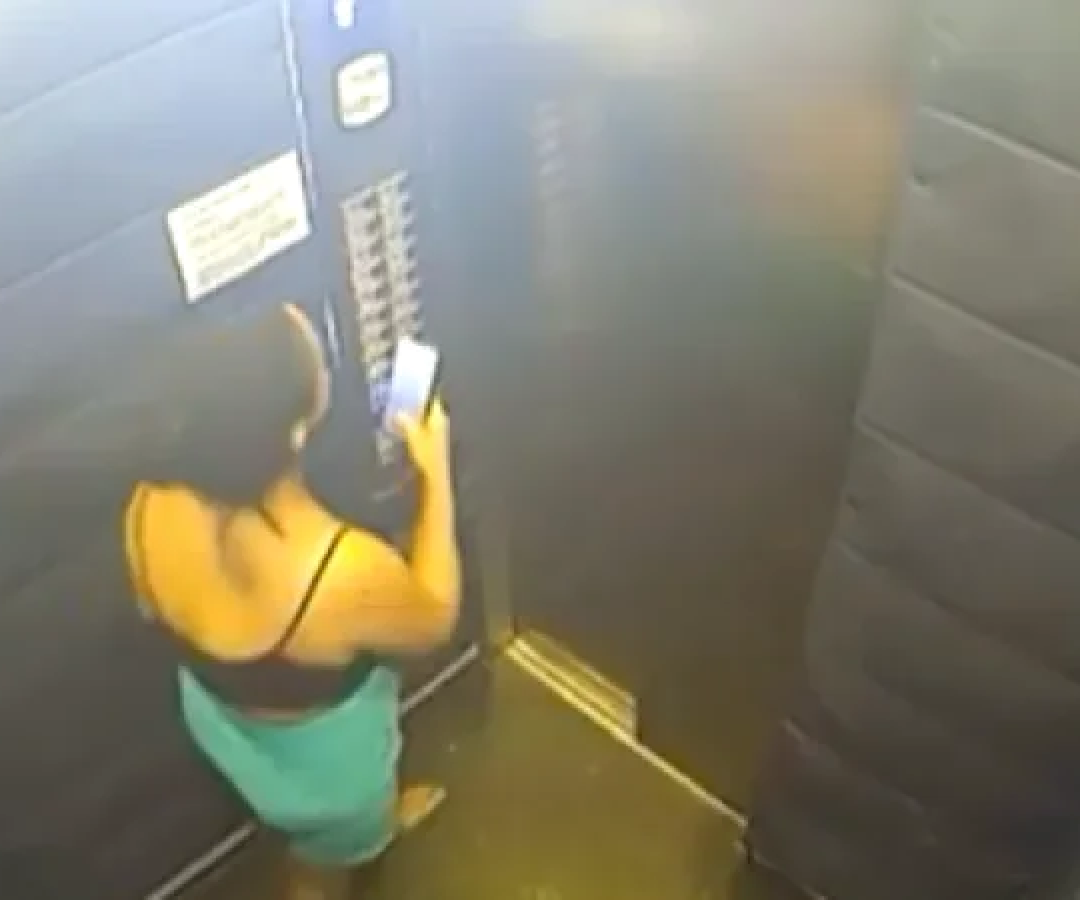 A corretora de imóveis Daiane Alves Souza, de 43 anos, momentos antes de desaparecer após sair do elevador -  (crédito: Reprodução / X / @hbj_r77032)