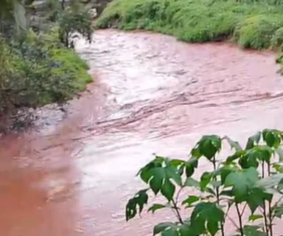 Nível do Rio Preto, também conhecido como Rio Goiabeiras, subiu acima do normal ainda na tarde de sábado (24/1) -  (crédito: Redes Sociais/Reprodução)