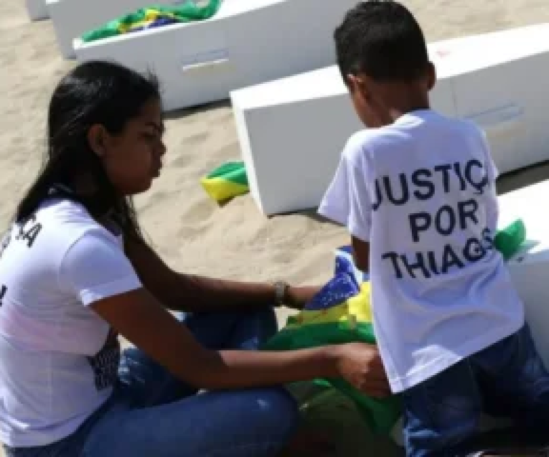 Moça e criança participam de protesto pela morte do adolescente Thiago Menezes Flausino, acontecida em 7 de agosto de 2023 -  (crédito: Tânia Rêgo/Agência Brasil... Leia mais em https://www.cartacapital.com.br/sociedade/pms-acusados-da-morte-de-menino-de-13-anos-vao-a-juri-popular-no-rio/. O conteúdo de CartaCapital está protegido pela legislação brasileira sobre direito autoral. Essa defesa é necessária para manter o jornalismo corajoso e transparente de CartaCapital vivo e acessível a todos)