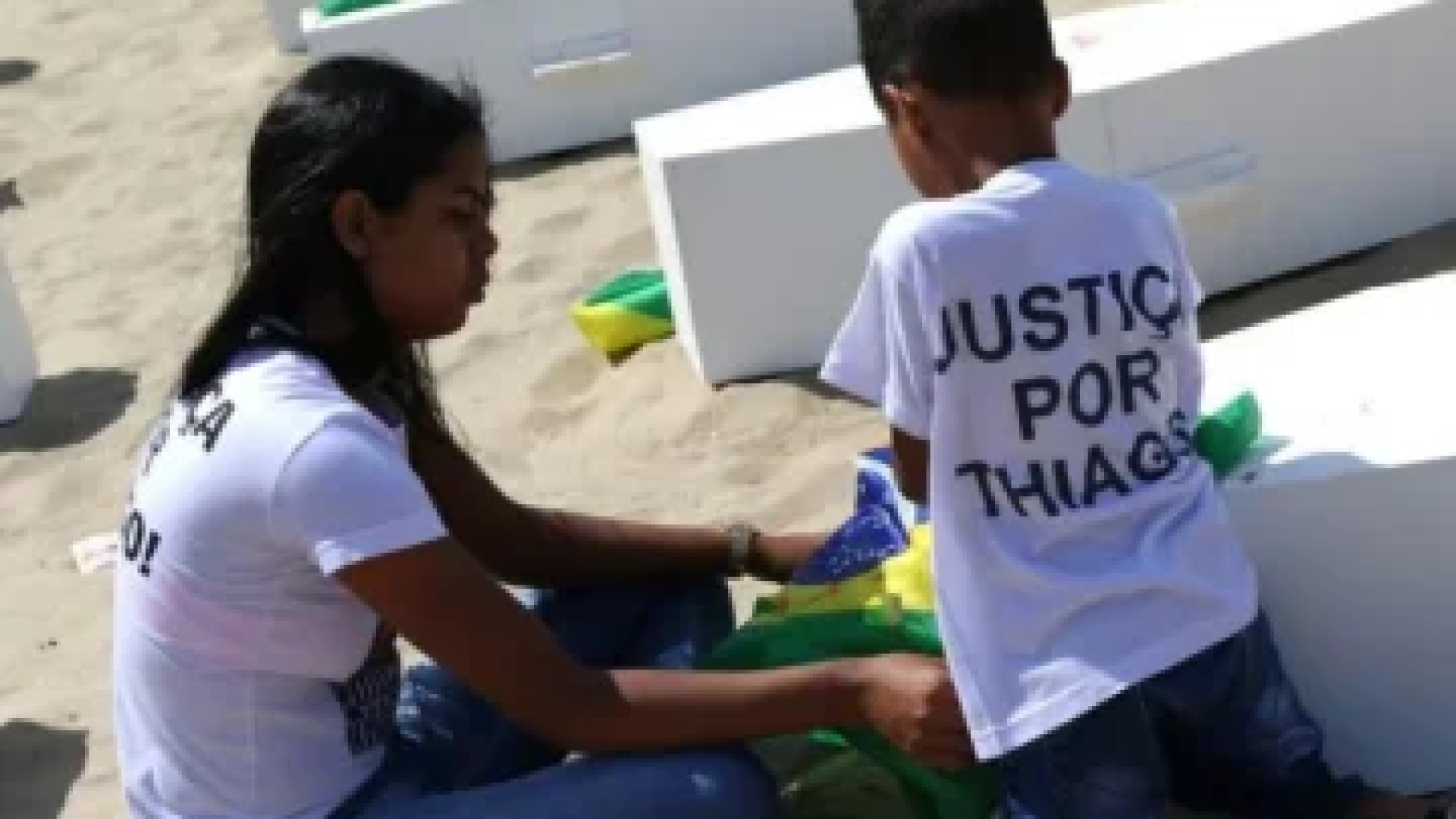 Moça e criança participam de protesto pela morte do adolescente Thiago Menezes Flausino, acontecida em 7 de agosto de 2023 -  (crédito: Tânia Rêgo/Agência Brasil... Leia mais em https://www.cartacapital.com.br/sociedade/pms-acusados-da-morte-de-menino-de-13-anos-vao-a-juri-popular-no-rio/. O conteúdo de CartaCapital está protegido pela legislação brasileira sobre direito autoral. Essa defesa é necessária para manter o jornalismo corajoso e transparente de CartaCapital vivo e acessível a todos)