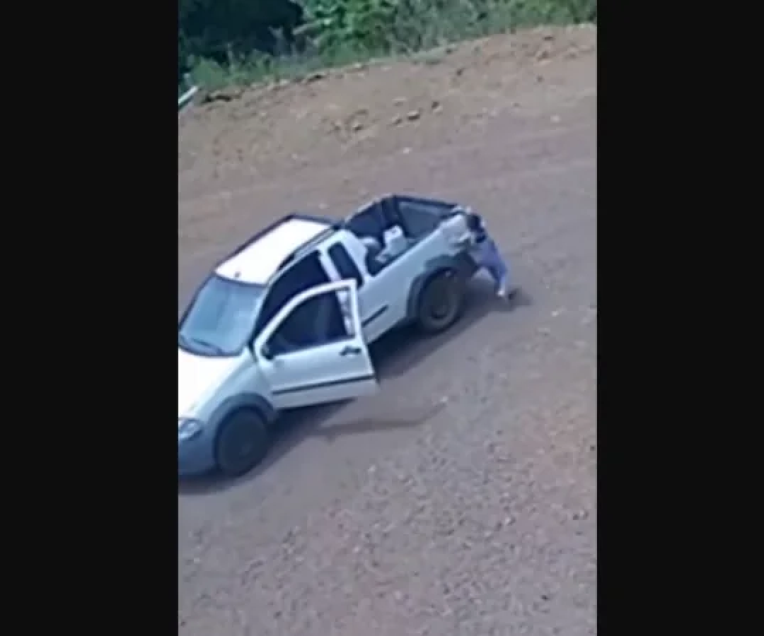 Carro cai de ribanceira após crianças soltarem freio de mão; assista -  (crédito: Reprodução)