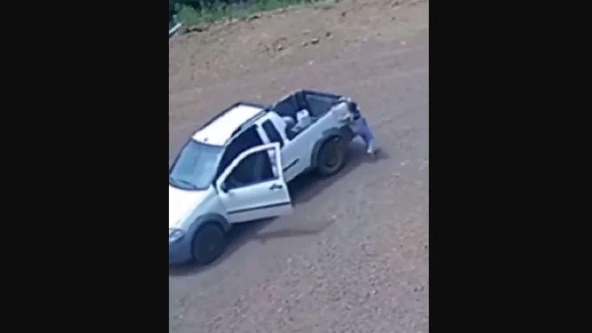 Carro cai de ribanceira após crianças soltarem freio de mão; assista -  (crédito: Reprodução)