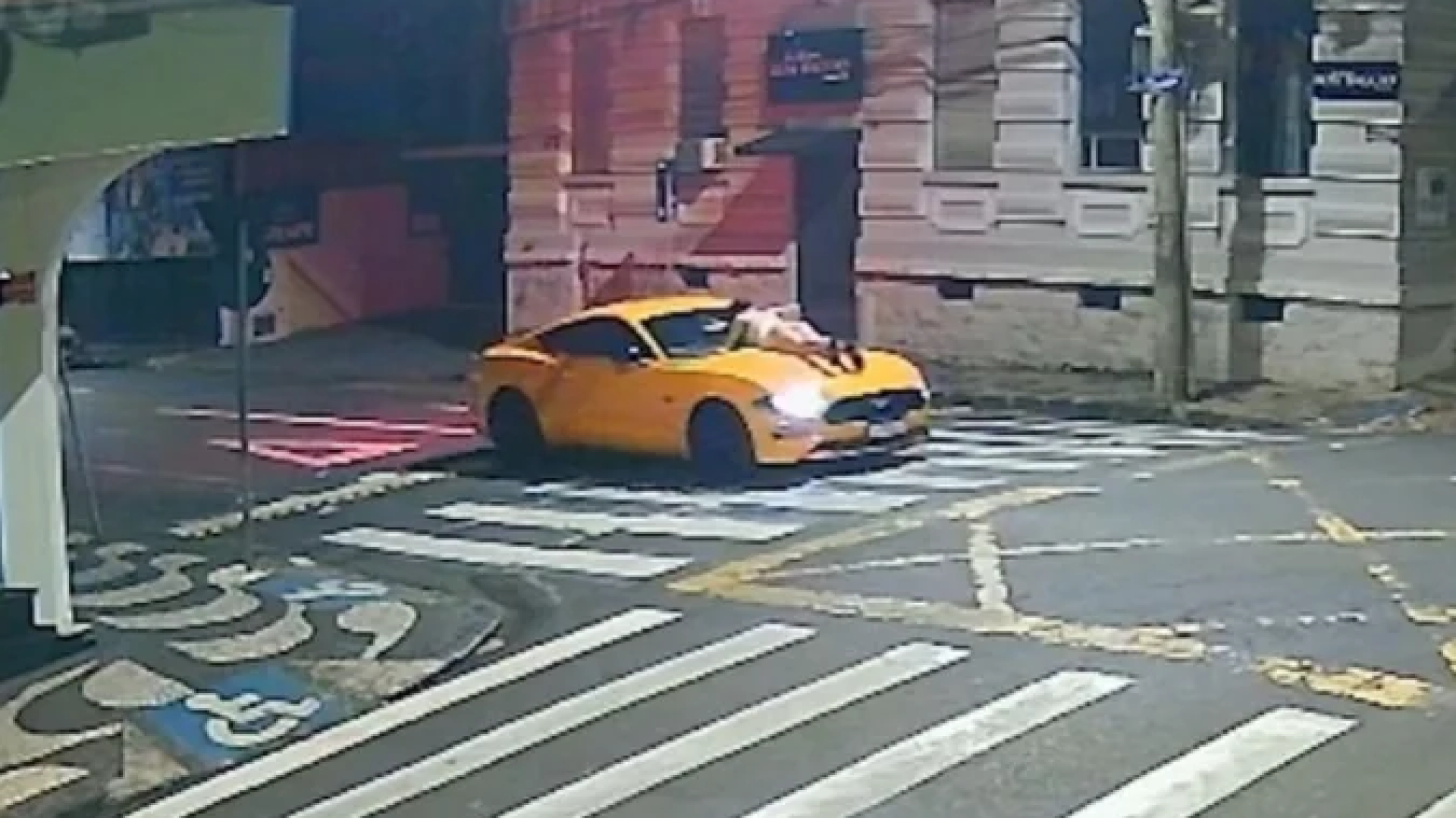 Atropelamento com Mustang: imagens impressionam -  (crédito: Reprodução / Câmera de segurança / Band News FM)
