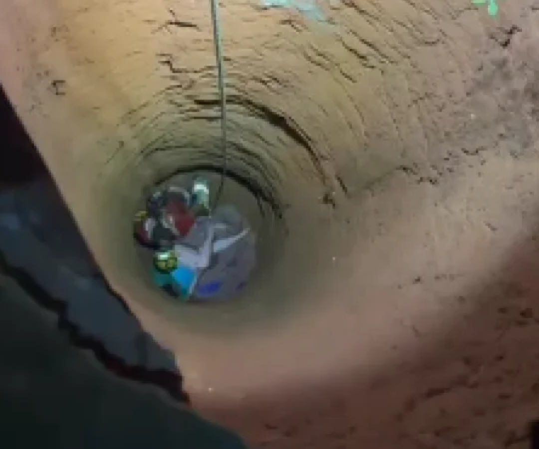 O cachorro da vítima passou a apresentar comportamento incomum, indo repetidamente até o local do poço desativado, como se tentasse chamar atenção -  (crédito: Corpo de Bombeiros/Reprodução)