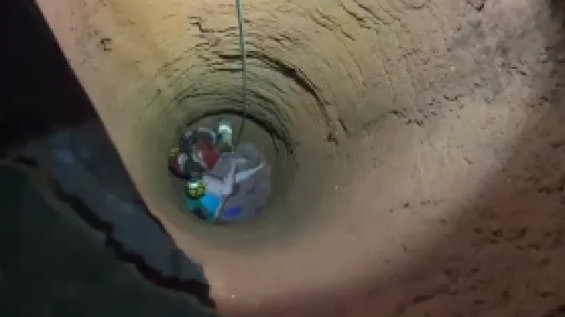 O cachorro da vítima passou a apresentar comportamento incomum, indo repetidamente até o local do poço desativado, como se tentasse chamar atenção -  (crédito: Corpo de Bombeiros/Reprodução)