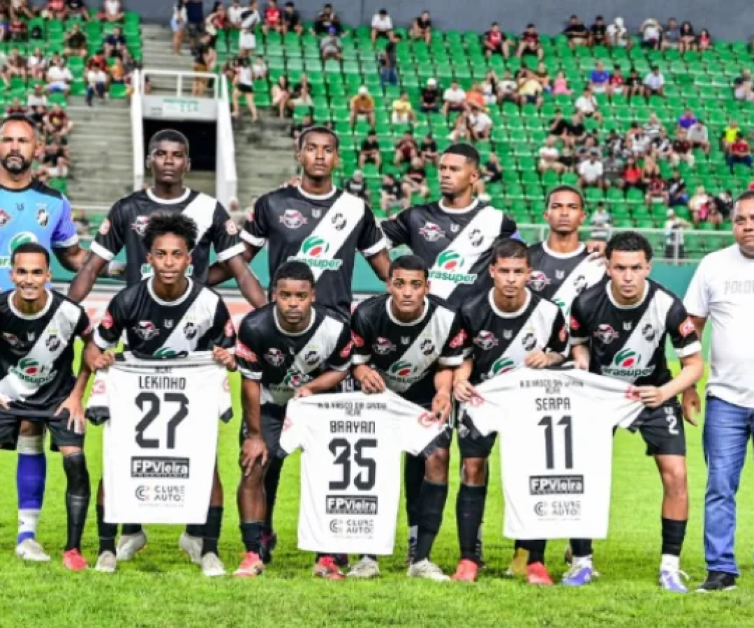 Elenco do Vasco do Acre segura camisetas de atletas presos por estupro -  (crédito: Divulgação/Vasco_AC)