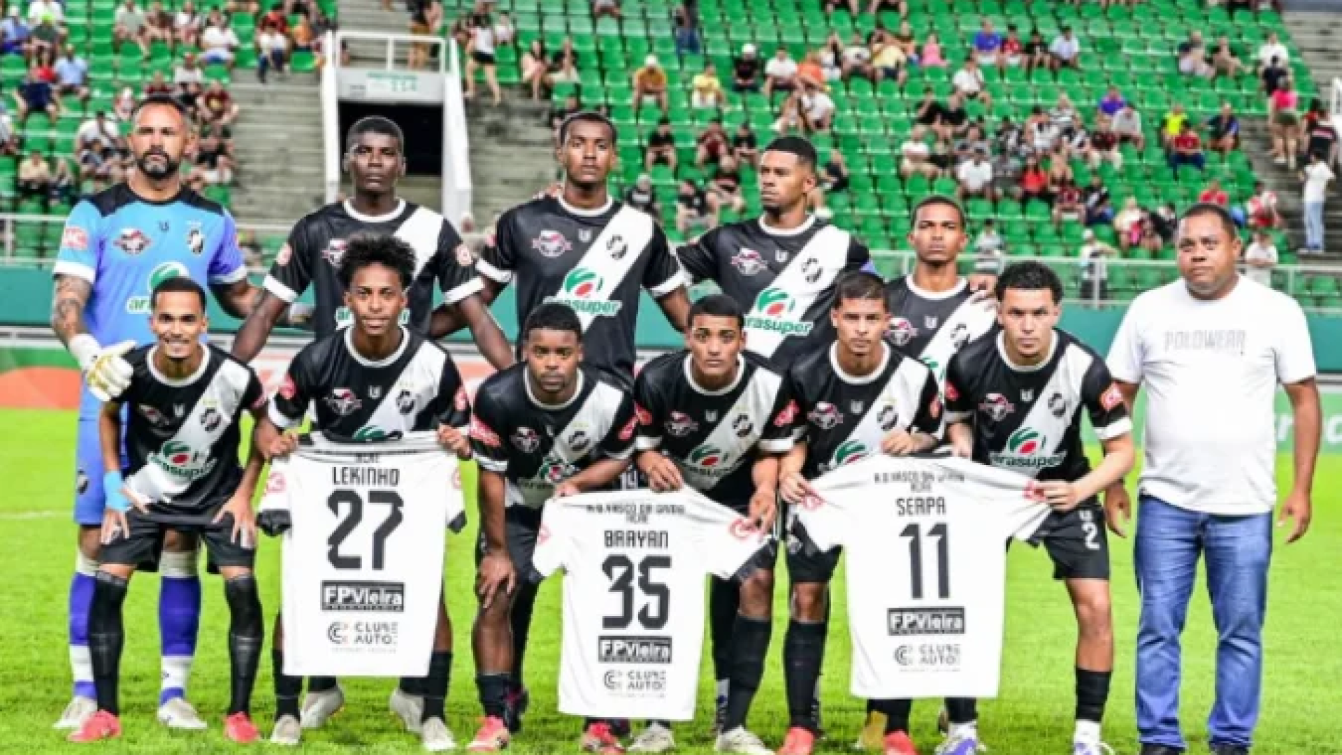 Elenco do Vasco do Acre segura camisetas de atletas presos por estupro -  (crédito: Divulgação/Vasco_AC)