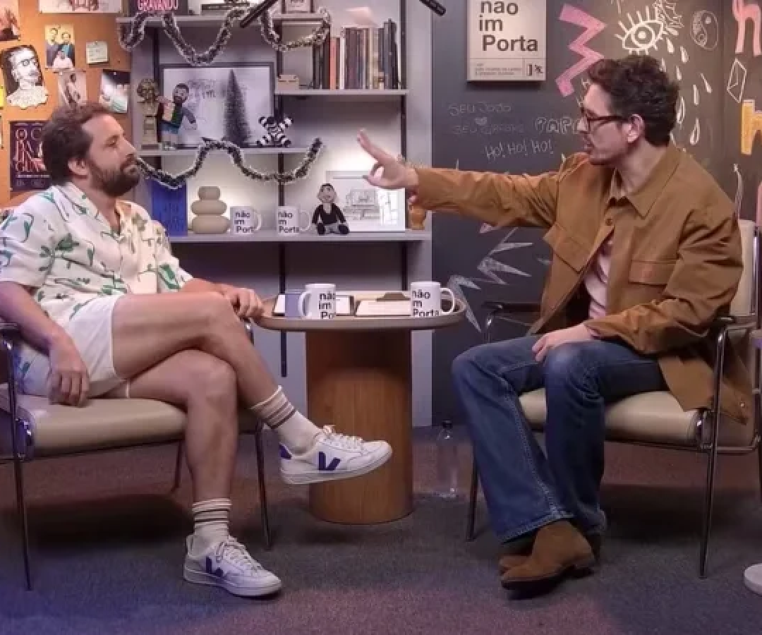 Os humoristas Gregorio Duvivier e João Vicente de Castro durante o programa