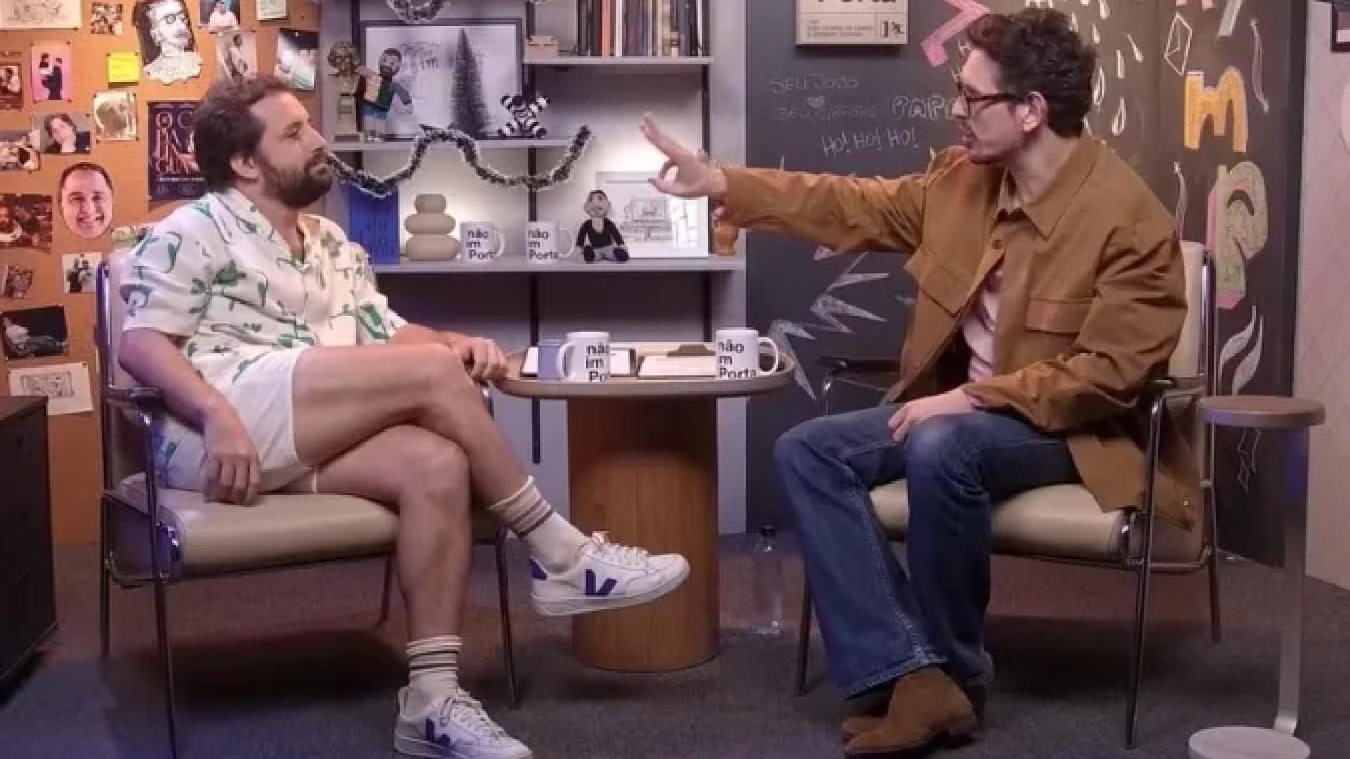 Os humoristas Gregorio Duvivier e João Vicente de Castro durante o programa