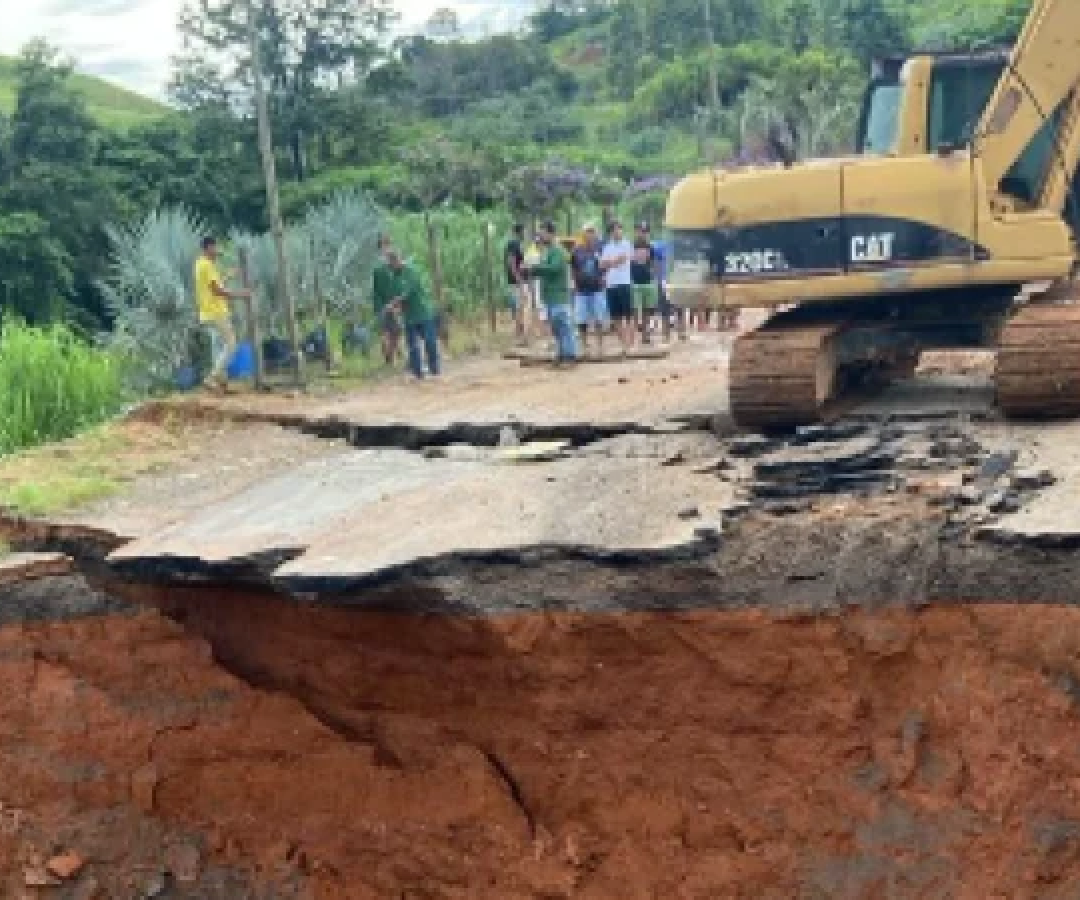 Rodovia MG-285, no km 74, em Astolfo Dutra (MG), na Zona da Mata, cede e motoristas precisam acessar rotas alternativas -  (crédito: PMRv/Reprodu&ccedil;&atilde;o)