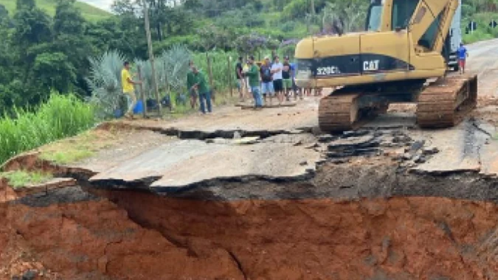 Rodovia MG-285, no km 74, em Astolfo Dutra (MG), na Zona da Mata, cede e motoristas precisam acessar rotas alternativas -  (crédito: PMRv/Reprodu&ccedil;&atilde;o)