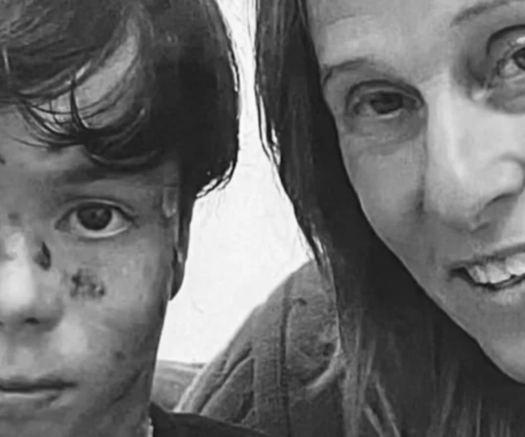Theo Colker ao lado da avó, a dançarina e coreógrafa brasileira, Deborah Colker -  (crédito: Reprodução / Instagram)