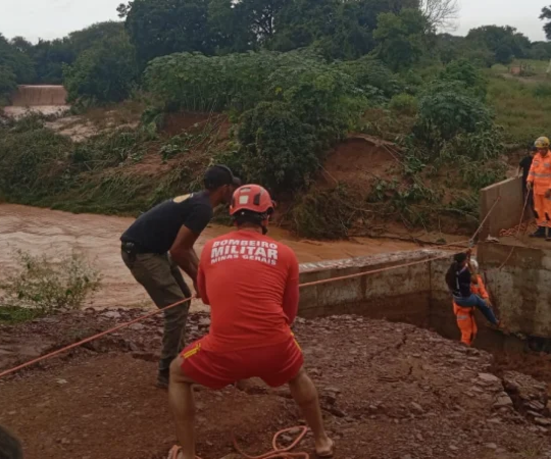 Para garantir a travessia segura, os militares montaram um sistema de transposição por tirolesa, permitindo a retirada controlada dos alunos -  (crédito: Corpo de Bombeiros/Reprodução)