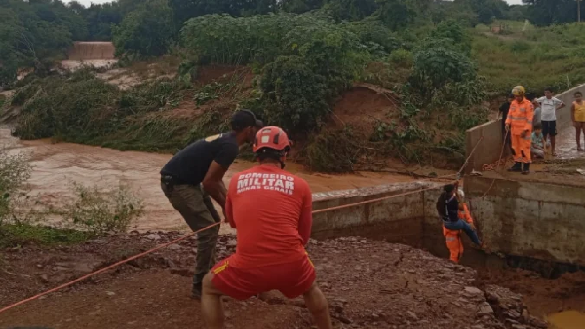 Para garantir a travessia segura, os militares montaram um sistema de transposição por tirolesa, permitindo a retirada controlada dos alunos -  (crédito: Corpo de Bombeiros/Reprodução)