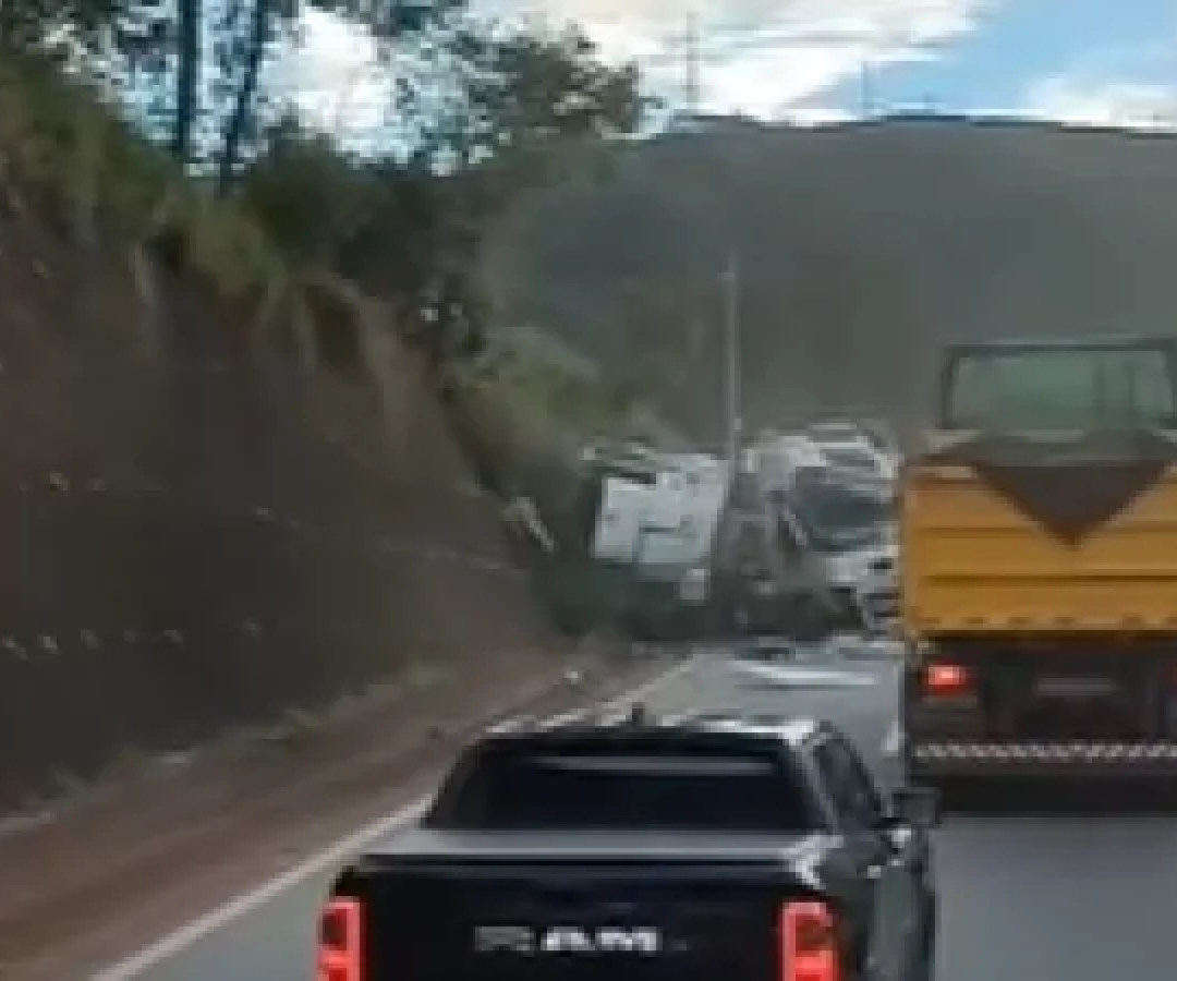 A faixa da esquerda est&aacute; interditada, e o congestionamento j&aacute; chega a cerca de 3 quil&ocirc;metros -  (crédito: Redes Sociais/Reprodu&ccedil;&atilde;o)
