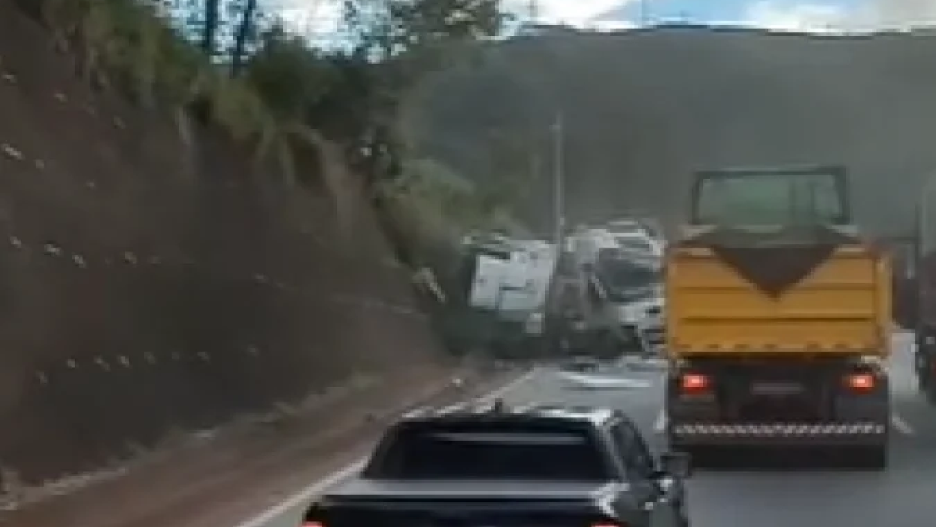 A faixa da esquerda est&aacute; interditada, e o congestionamento j&aacute; chega a cerca de 3 quil&ocirc;metros -  (crédito: Redes Sociais/Reprodu&ccedil;&atilde;o)