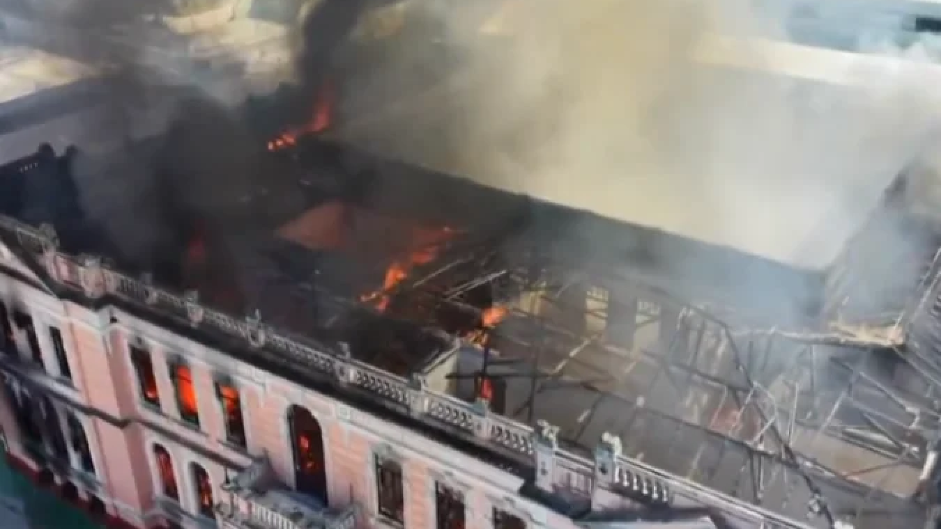 As causas do incêndio serão investigadas pela Polícia Científica e pela Polícia Civil do Estado -  (crédito: G1 )