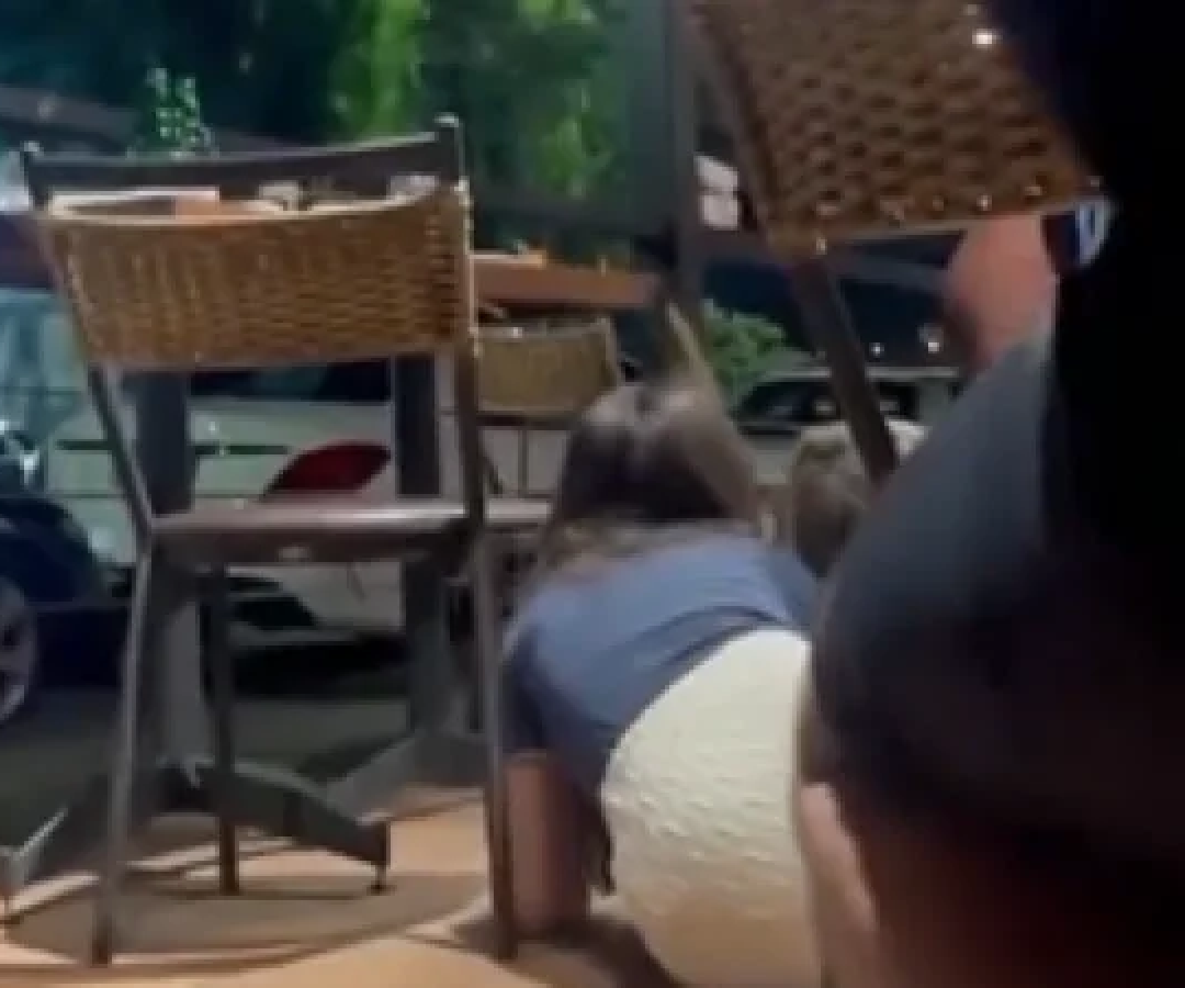 A perícia da Polícia Civil recolheu 13 cápsulas de calibre 9 mm no local e ainda não informou quantos disparos atingiram as vítimas -  (crédito: Redes Sociais/Reprodução)