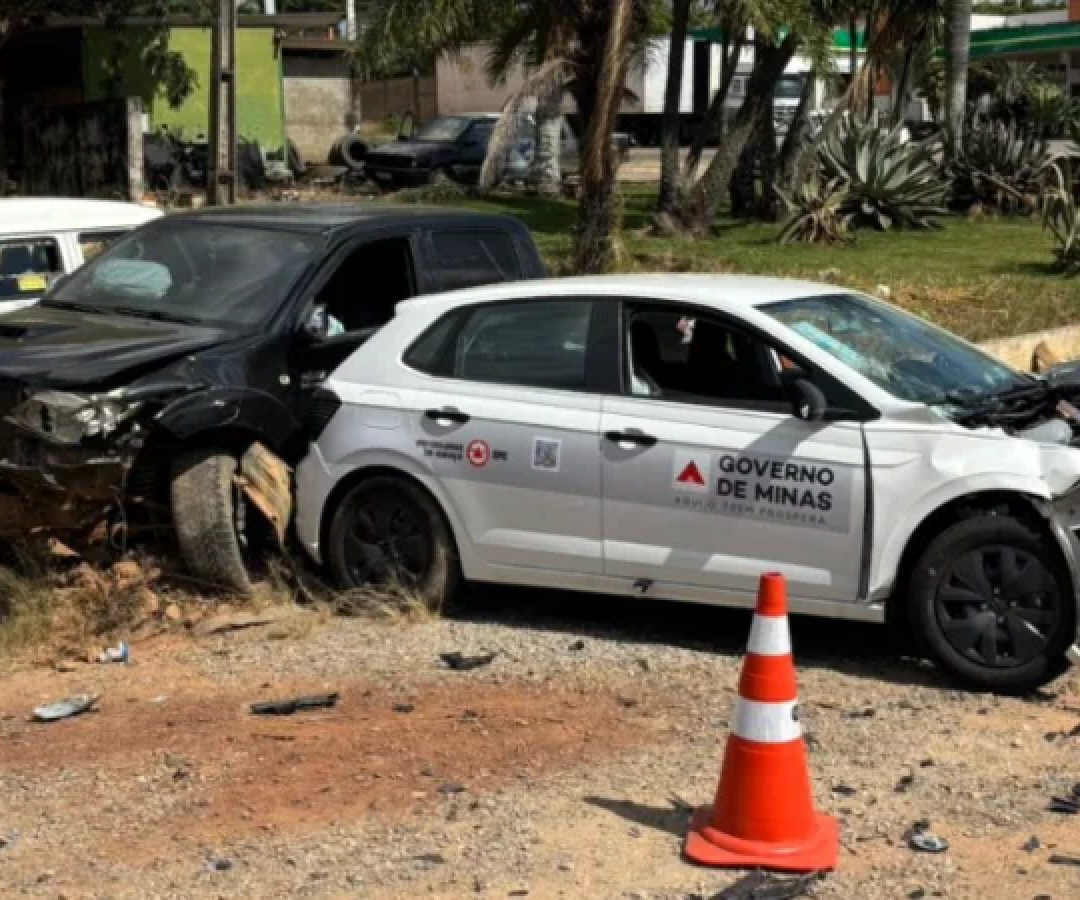 Se envolveram no acidente um veículo oficial da Secretaria de Estado de Saúde de Minas Gerais e uma caminhonete Toyota Hilux -  (crédito: Corpo de Bombeiros/Reprodução)