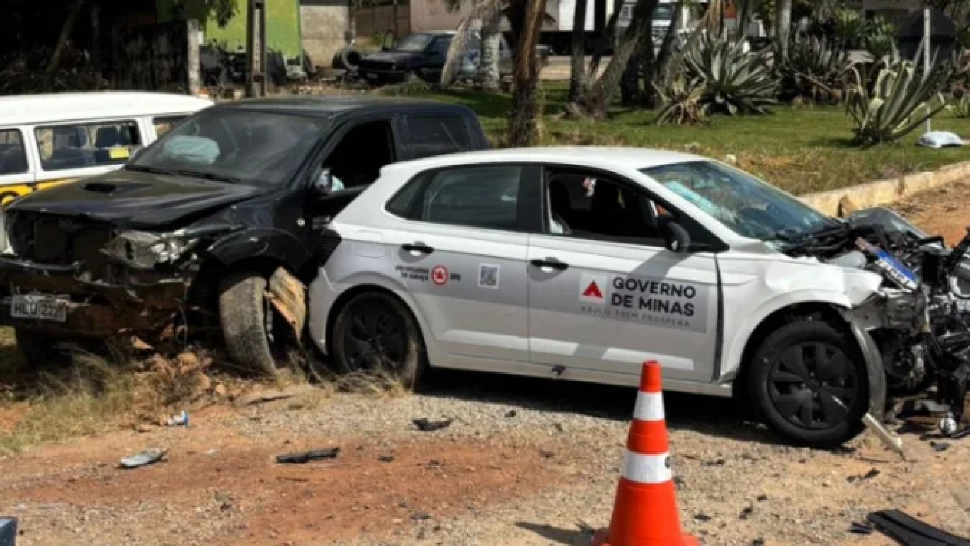 Se envolveram no acidente um veículo oficial da Secretaria de Estado de Saúde de Minas Gerais e uma caminhonete Toyota Hilux -  (crédito: Corpo de Bombeiros/Reprodução)