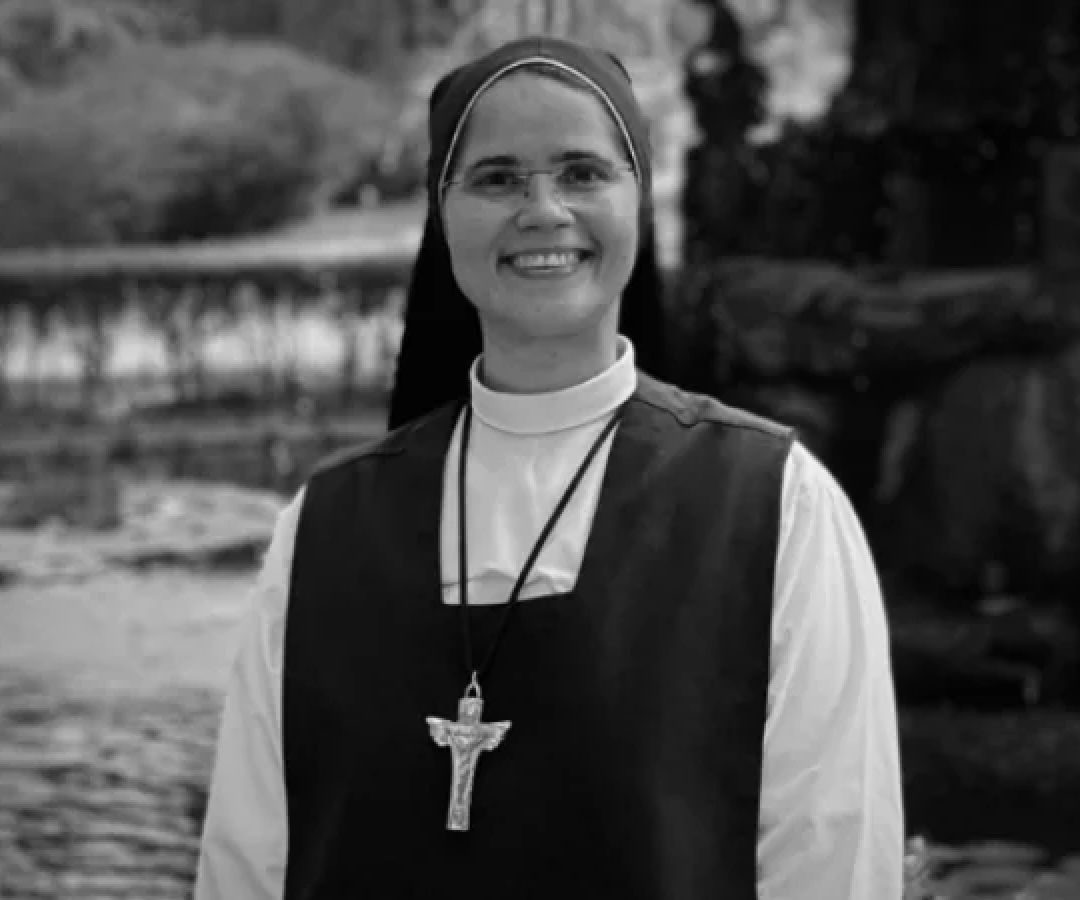 Punk e anarquista durante a juventude, a brasileira se dedicava a uma comunidade religiosa na Itália -  (crédito: Reprodução CMES)
