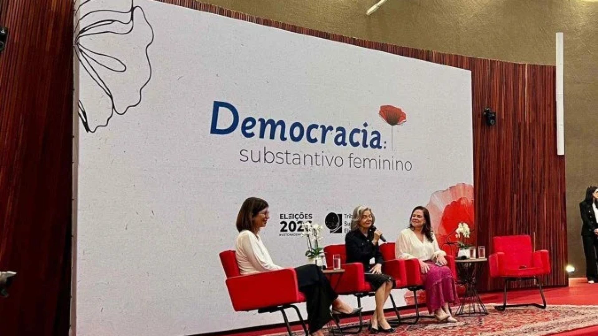 Única mulher no STF, Cármen Lúcia defendeu que o Estado abra espaço para a escuta ativa das mulheres, ao abrir o evento no auditório do TSE -  (crédito: Cassia André/CB/D.A. Press)