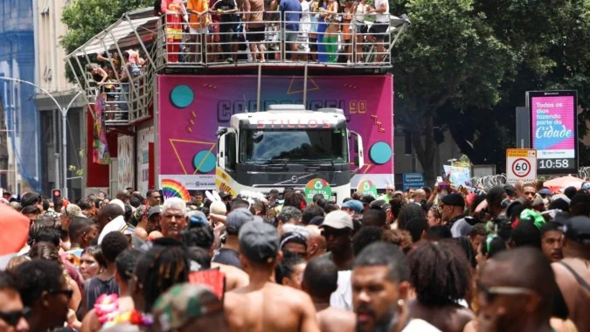 Esbarrões ocorrem nos blocos, mas toques com conotação sexual, intencionais ou repetidos, são crime -  (crédito: Tomaz Silva/Agência Brasil)