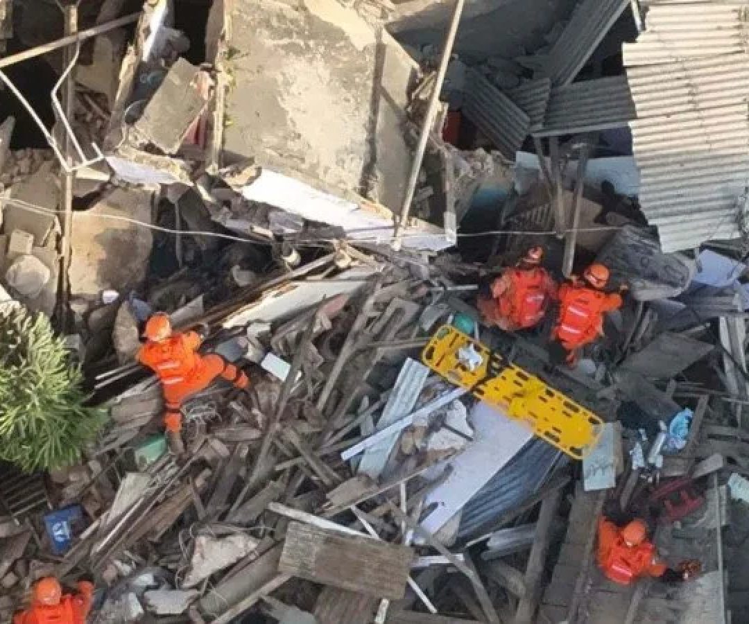 Bombeiros fazem buscas após desabamento de estrutura no Catete, no centro do Rio de Janeiro -  (crédito: Reprodução)